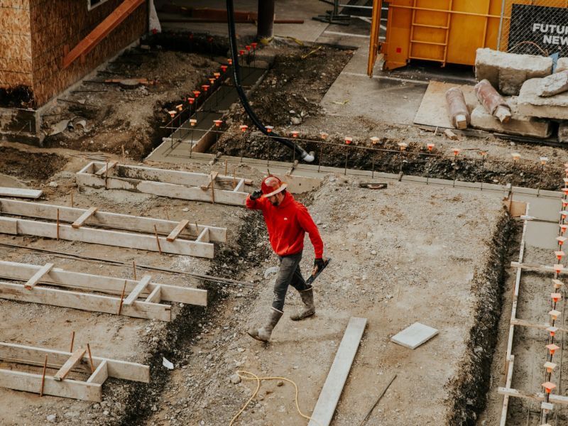 Travailleur seul sur un chantier